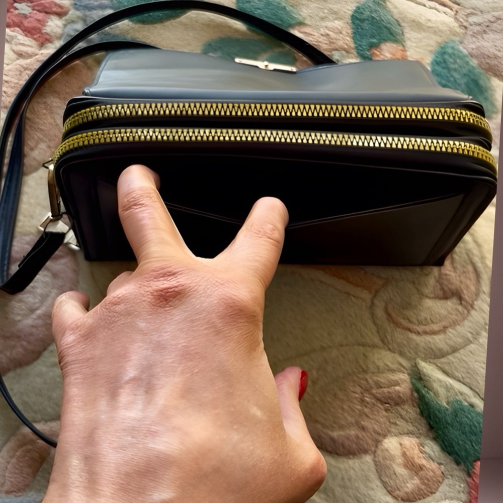 Elegant Black Crossbody Wallet Bag - Picture 8 of 13
